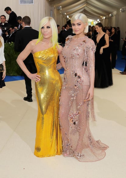 Donatella Versace sucumbe al efecto Instagram de las Kardashian y elige a Kylie Jenner.