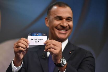 Ruud Gullit mostra el nom del FC Barcelona.