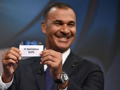 Ruud Gullit mostra el nom del FC Barcelona.