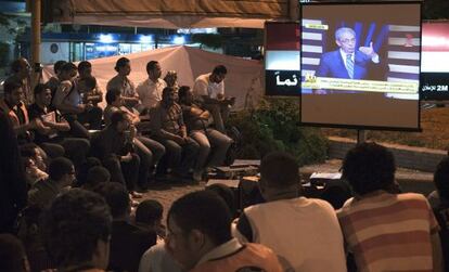 Un grupo de egipcios ven el debate en El Cairo.