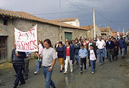 Vecinos de Sanchorreja desfilan en protesta por el asesinato del policía Bonifacio Martín.
