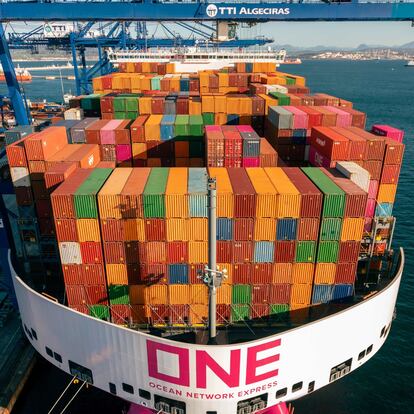 Un barco con contenedores en el puerto de Algeciras.