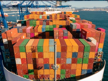 Un barco con contenedores en el puerto de Algeciras.