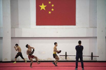 Alumnos chinos practican wushu, en la escuela de artes marciales Tagou, en Dengfeng (China).