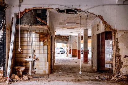 El interior de un local comercial afectado por las inundaciones, cuatro meses despus.