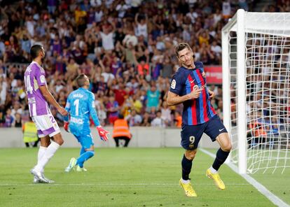 Lewandowski celebra el tercer tanto del Barcelona ante el Valladolid en el Camp Nou.