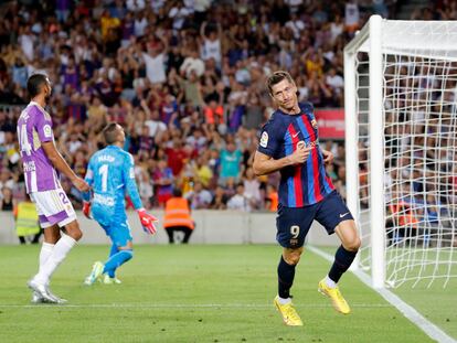 Lewandowski celebra el tercer tanto del Barcelona ante el Valladolid en el Camp Nou.