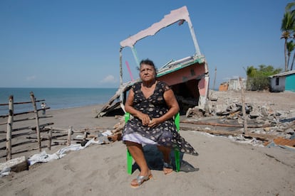 Alejandrina Calderón, moradora de Cedeño, perdeu cinco propriedades para o mar.