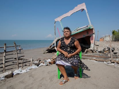 Alejandrina Calderón, moradora de Cedeño, perdeu cinco propriedades para o mar.