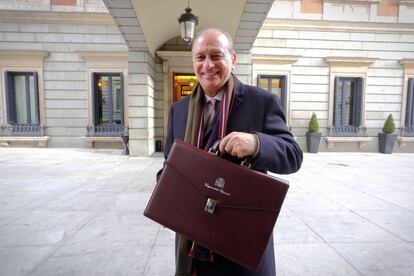 El ministro de Interior en funciones, Jorge Fernández-Díaz, con su nueva cartera de diputado.