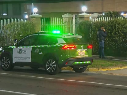 Elementos de la policía asisten al lugar donde se cometió el crimen, en Santiago, este jueves.