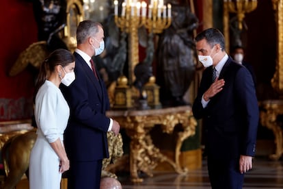 El presidente Pedro Sánchez, a la izquierda, saluda a los Reyes durante la recepción de la Fiesta Nacional.