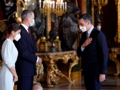 El presidente Pedro Sánchez, a la izquierda, saluda a los Reyes durante la recepción de la Fiesta Nacional.