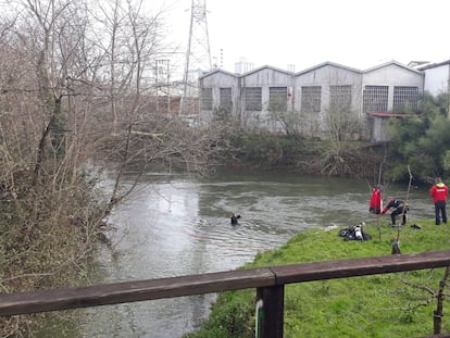 La Ertzaintza recupera los tres cadáveres dentro del coche que se precipitó al río en Hernani