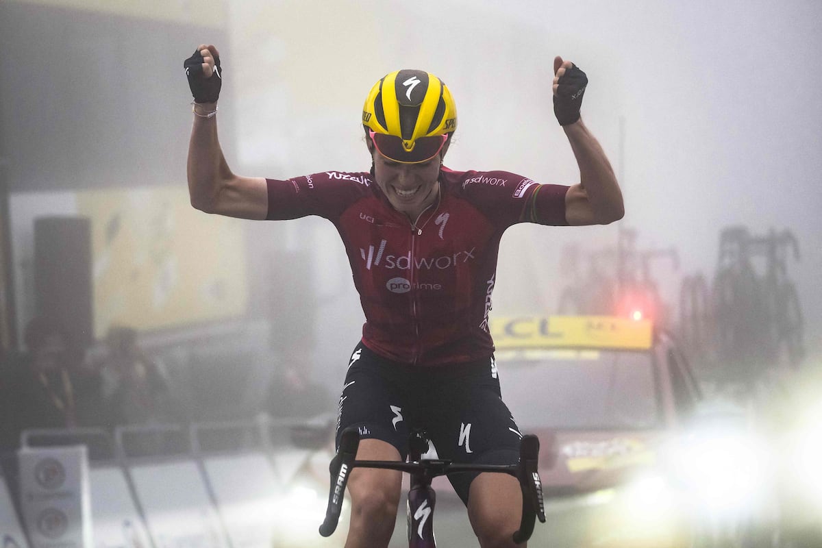 Demi Vollering surge de la niebla para poner el Tour a sus pies