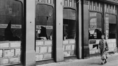 Ventanas de una imprenta judía destrozada tras la 'Noche de los cristales rotos', en 1938 en Berlín.