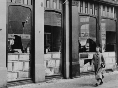 Ventanas de una imprenta judía destrozada tras la 'Noche de los cristales rotos', en 1938 en Berlín.