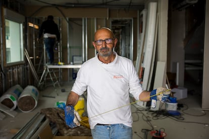Genaro Morell, instalador de suelo radiante en una obra de Vigo.