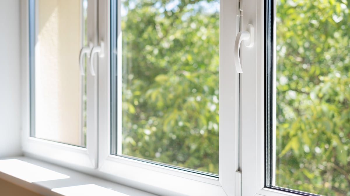 Ni cortinas oscuras ni persianas: el vinilo sin pegamento que deja pasar la luz por la ventana y bloquea las miradas