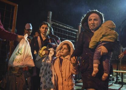 Adultos y niños llegan a un campo de registro para abordar un tren el martes 20 de octubre de 2015, en la frontera con Serbia, cerca a la ciudad fronteriza de Gevgelija entre Macedonia y Grecia, en la antigua república yugoeslava de Macedonia.