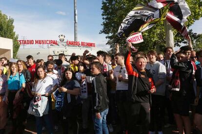 La aficion del Albacete Balompié antes del partido contra el Granada en el Estadio Municipal Carlos Belmonte, el pasado 20 de mayo.