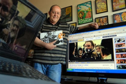 Manuel González en su casa de Sada. En el ordenador, el canal de historia a través del cine que promueve.