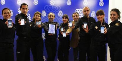 Carlos Fern&aacute;ndez Guerra (in plain clothes) and the officers that manage the police Twitter account.