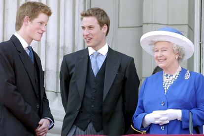 Los príncipes Enrique y Guillermo con la reina Isabel II.