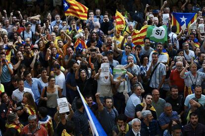 Varios miles de ciudadanos permanecieron concentrados ante la sede de la conseller&iacute;a de Econom&iacute;a para protestar por los registros.