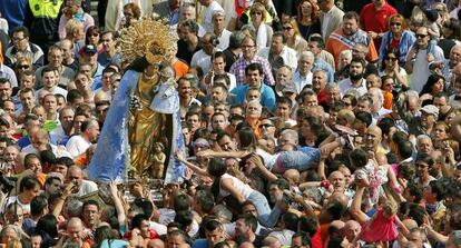 Miles de personas han participado este domingo en el traslado de la patrona de Valencia. 