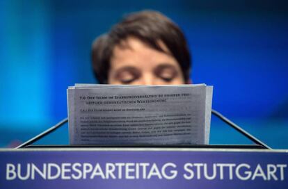 La líder de Alternativa para Alemania, Frauke Petry, durante su intervención en el congreso del partido en Stuttgart el 1 de mayo.