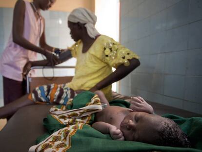 Una madre se toma la presión sanguínea en Bamako, Malí.