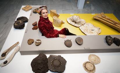 Ángela Calero, con algunas de sus obras de la muestra 'Papúa, una prehistoria contemporánea', en Málaga.