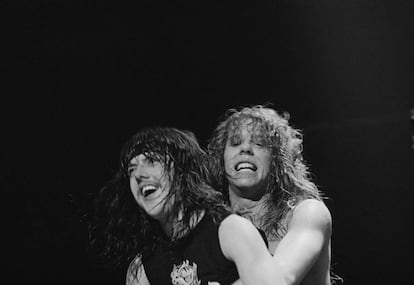 El guitarrista y cantante James Hetfield se agarra del batería Lars Ulrich en un concierto de Metallica en Holanda, en 1984.