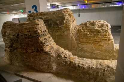 Restos arqueológicos de una de las norias halladas en las obras del parking público de Canalejas, en Madrid.