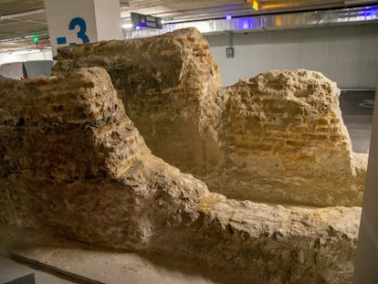 Restos arqueológicos de una de las norias halladas en las obras del parking público de Canalejas, en Madrid.