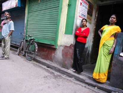 Dos trabajadoras del sexo indias esperan que lleguen clientes en Sonagachi, el principal barrio rojo de Calcuta.