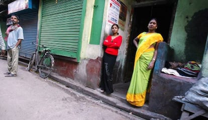 Dos trabajadoras del sexo indias esperan que lleguen clientes en Sonagachi, el principal barrio rojo de Calcuta.