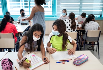 Dos alumnas, este viernes, en clase de matemáticas en el colegio público Les Arts, en Valencia.