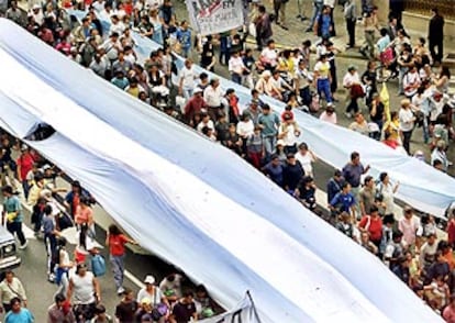 Cientos de desempleados protestan por la situación económica, durante una marcha celebrada ayer por el centro de Buenos Aires.
