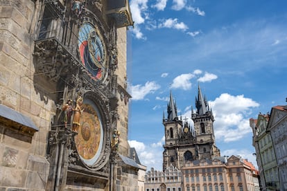 El reloj astronómico en el Antiguo Ayuntamiento de Praga y, al fondo, la iglesia de Nuestra Señora de Týn.