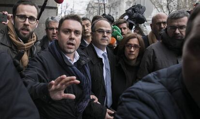 Jordi Turull sale del Tribunal Supremo para comer durante un receso.