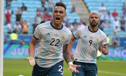 Lautaro Martínez y el Kun Agüero celebran el primer gol de Argentina ante Qatar.