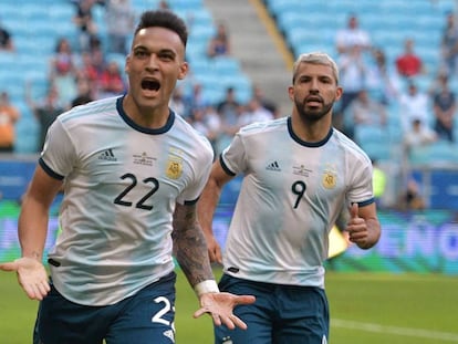 Lautaro Martínez y el Kun Agüero celebran el primer gol de Argentina ante Qatar.