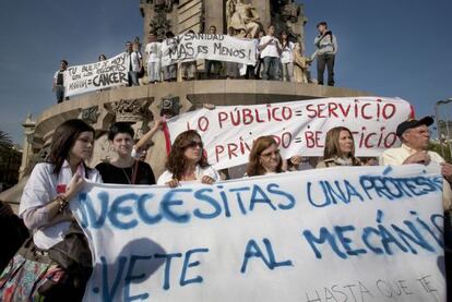 Protestas de trabajadores contra los recortes de la sanidad p&uacute;blica de Catalu&ntilde;a.