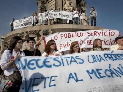 Protestas de trabajadores contra los recortes de la sanidad p&uacute;blica de Catalu&ntilde;a.