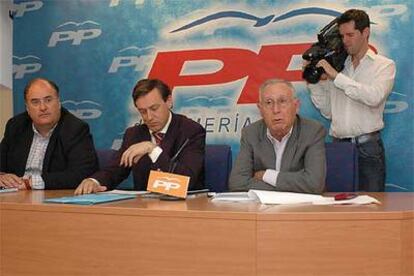 Eugenio Cabezón, Rafael Hernando (centro) y Julio Vázquez, ayer en la sede del PP en Almería.