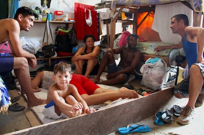 Una familia de cubanos espera en una bodega de Turbo, con cientos de compatriotas, continuar su ruta hacia Estados Unidos.