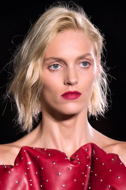 Ondas con volumen y puntas irregulares, la propuesta de Saint Laurent para la próxima primavera (y que nosotras le copiaríamos para despedir el año).