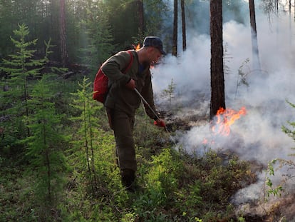 Un bombero trata de sofocar unas llamas en una zona forestal de la región de Yakutia (Rusia) el pasado miércoles.